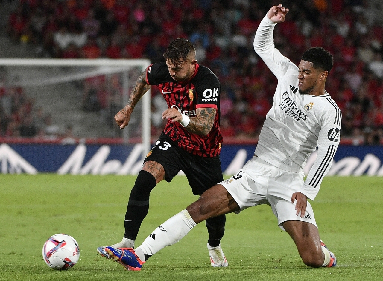 "لاعب ريال مدريد جود بيلينغهام خلال مواجهة مع أحد لاعبي ريال مايوركا «أ. ف. ب»"