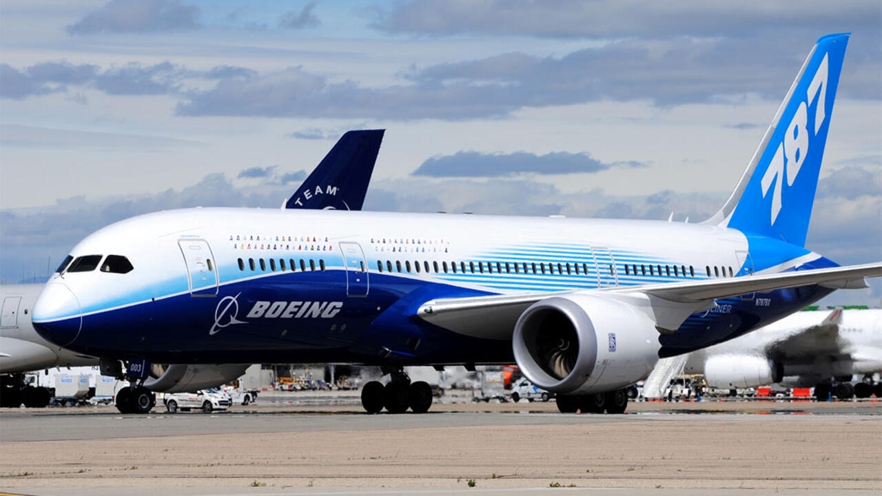 إدارة الطيران الاتحادي الأمريكية تطالب بوينع بفحص طائرات 787 بعد انحرافها في الجو
