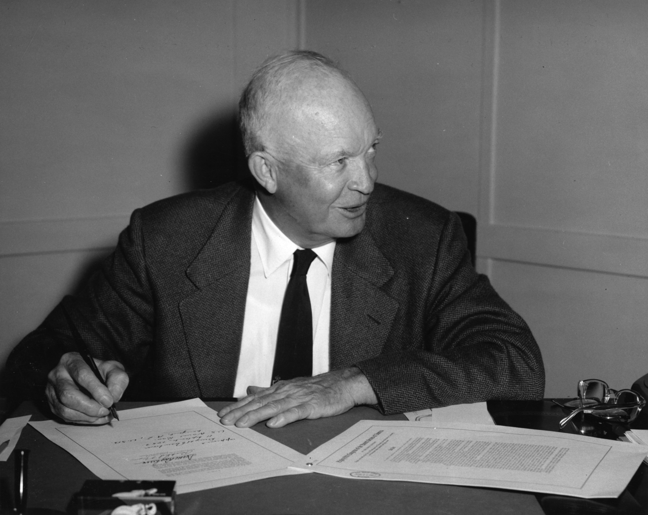"1959 الرئيس الأمريكي دوايت أيزنهاور يوقع مرسوماً تنفيذياً بضم هاواي لتصبح الولاية رقم 50"