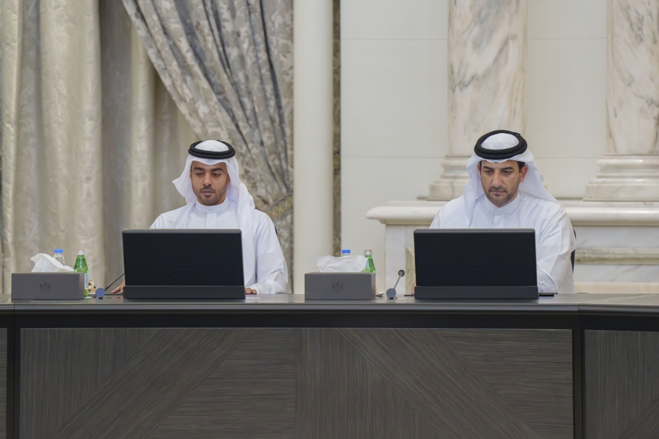 "سلطان بن أحمد خلال الاجتماع"
