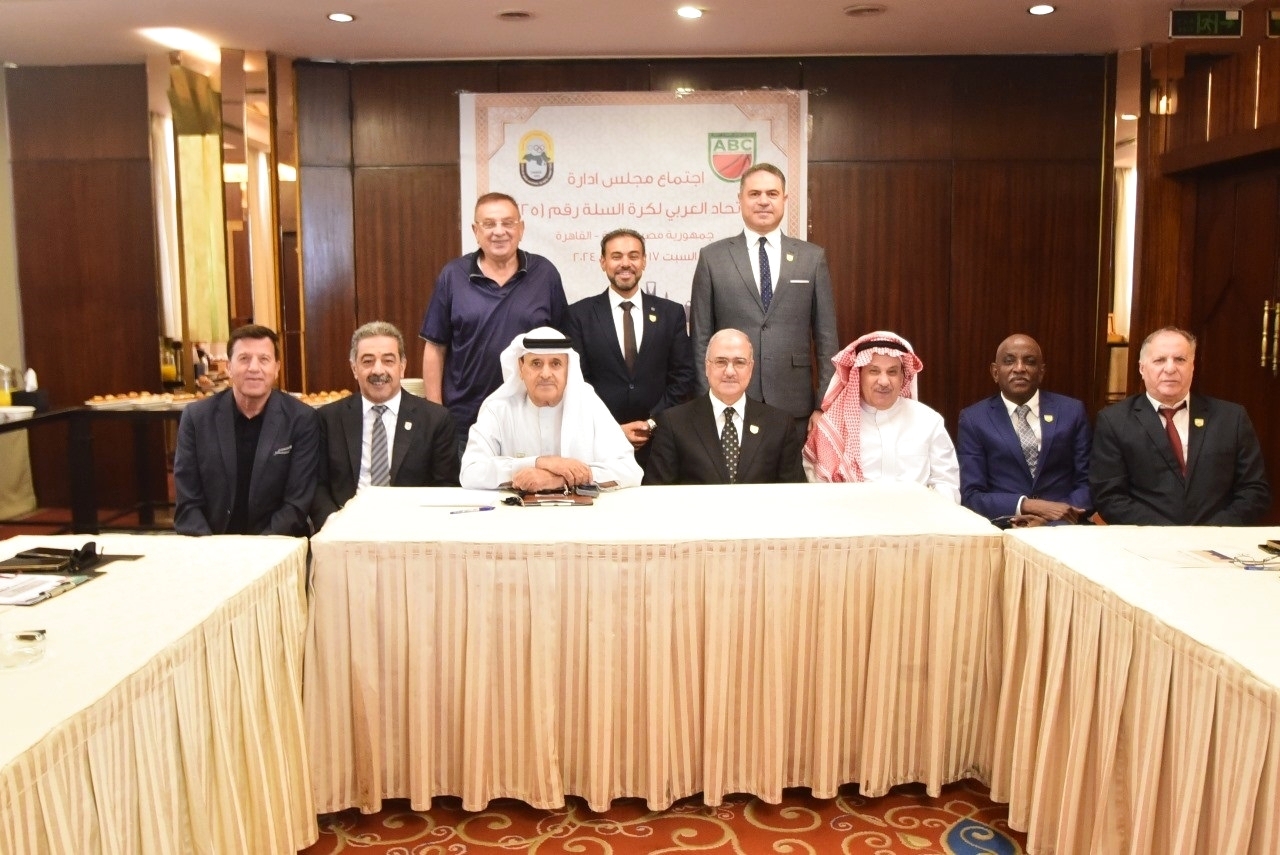 "إسماعيل القرقاوي يتوسط أعضاء مجلس إدارة الاتحاد | البيان"