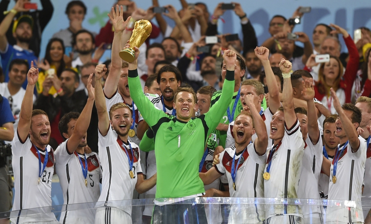 "نوير قاد ألمانيا للتتويج بلقب مونديال 2014 - أرشيفية"