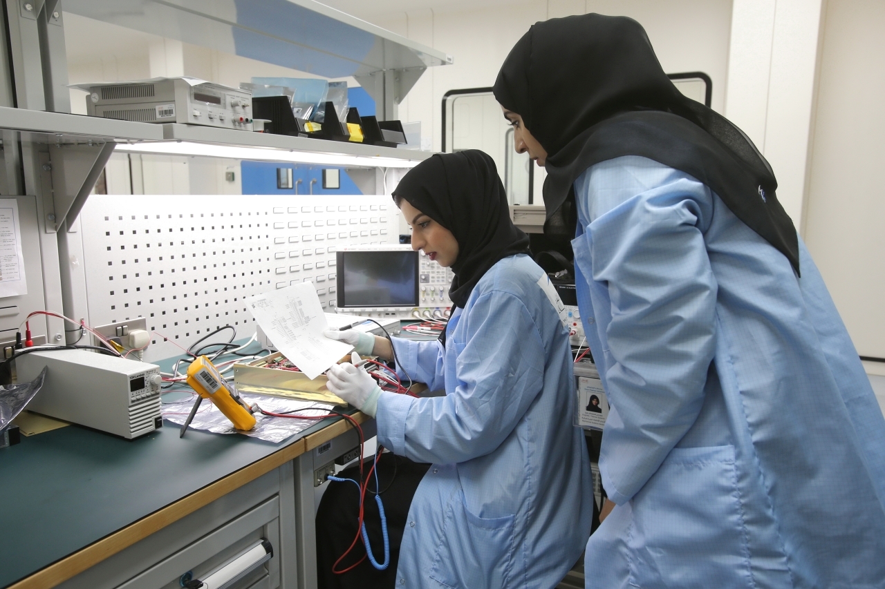 "المرأة الإماراتية أثبتت كفاءتها ونجاحها في ميادين العلم والعمل | أرشيفية"