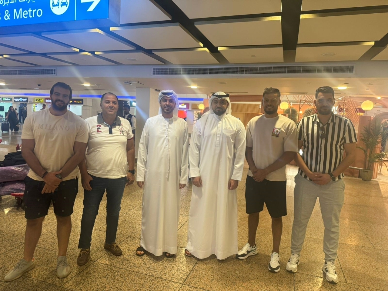 "فيصل الطواش يتوسط جانباً من الجهاز الفني واللاعبين | البيان"
