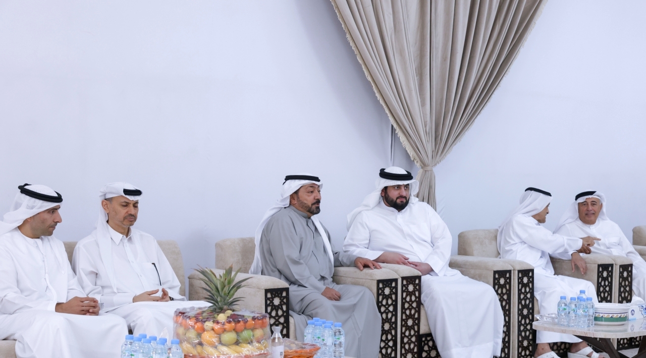 "أحمد بن محمد خلال تقديم واجب العزاء إلى سعيد بن ثاني آل مكتوم | تصوير: خليفة عيسى ويماني العفاري و«وام»"
