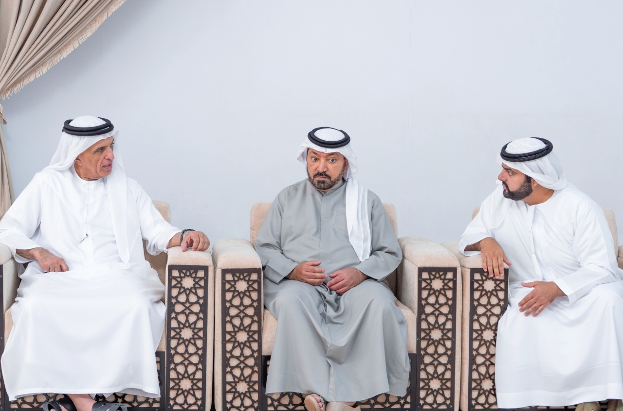 "سعود بن صقر خلال تقديم واجب العزاء إلى محمد الشرقي وسعيد بن ثاني آل مكتوم"