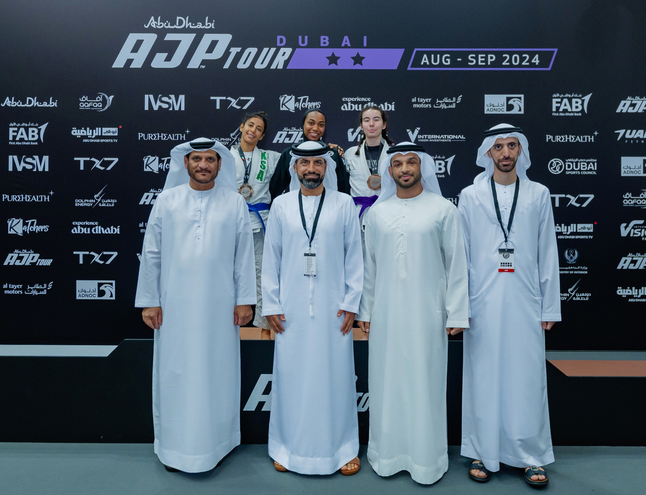 "يوسف البطران واللجنة المنظمة خلال التتويج | من المصدر"