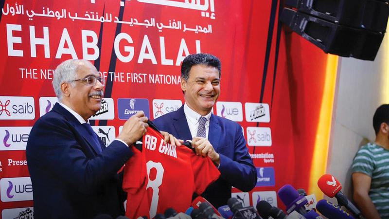 مدرب منتخب مصر السابق يتعرض لأزمة صحية مفاجئة