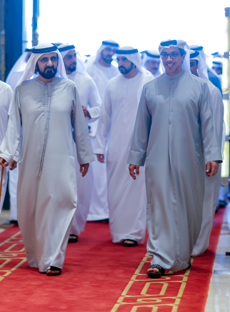 "محمد بن راشد ومنصور بن زايد وحمدان بن محمد وسيف بن زايد ومحمد القرقاوي لدى حضورهم الاجتماع"