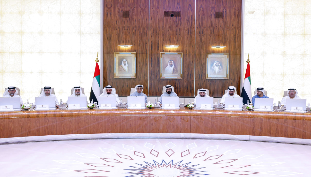 "محمد بن راشد مترئساً الاجتماع بحضور منصور بن زايد وحمدان بن محمد وسيف وعبدالله بن زايد ونهيان بن مبارك ومحمد القرقاوي وعبدالرحمن العويس ومحمد الحسيني وسهيل المزروعي | تصوير: خليفة اليوسف وعبدالله الحتاوي"