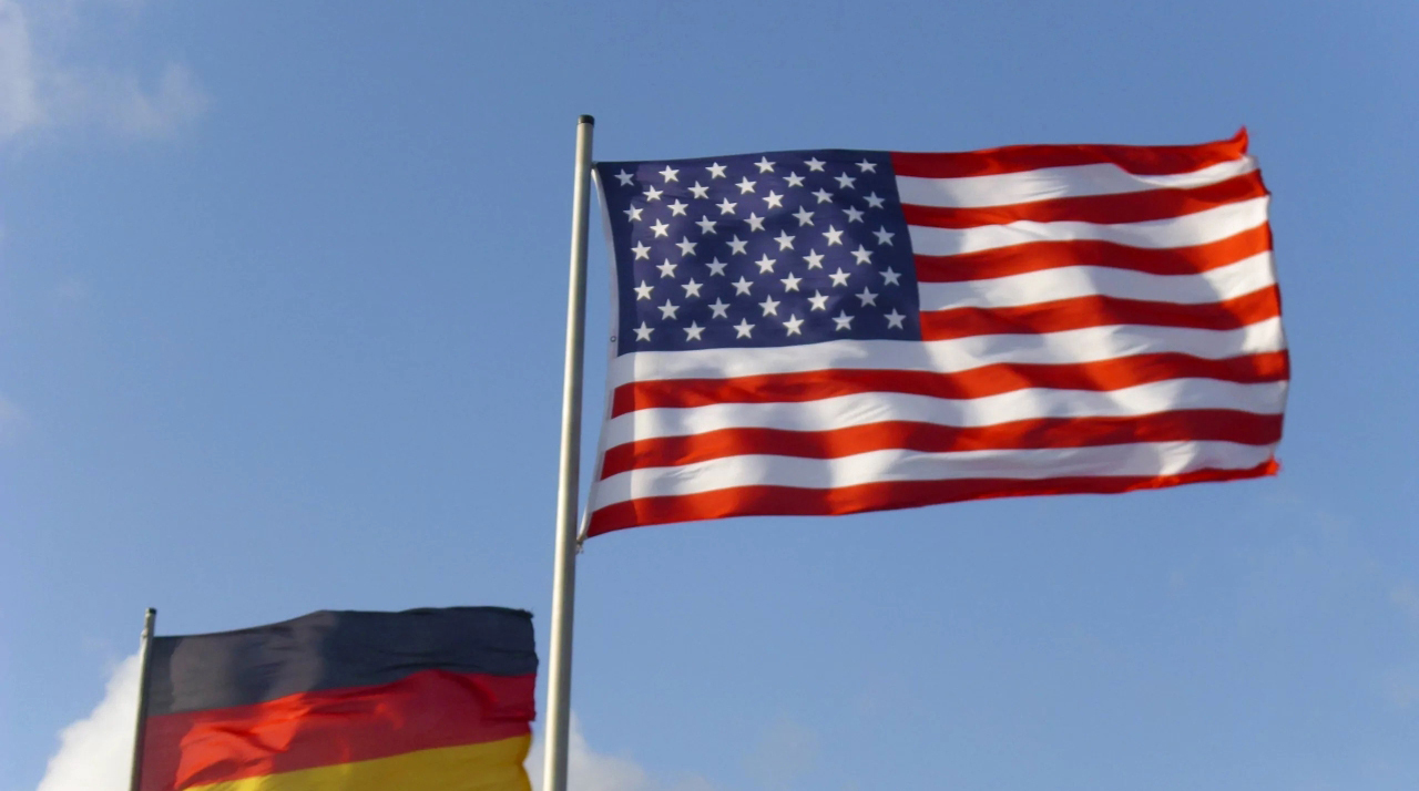 "1974  الولايات المتحدة تقرر إقامة علاقات دبلوماسية مع ألمانيا الشرقية"