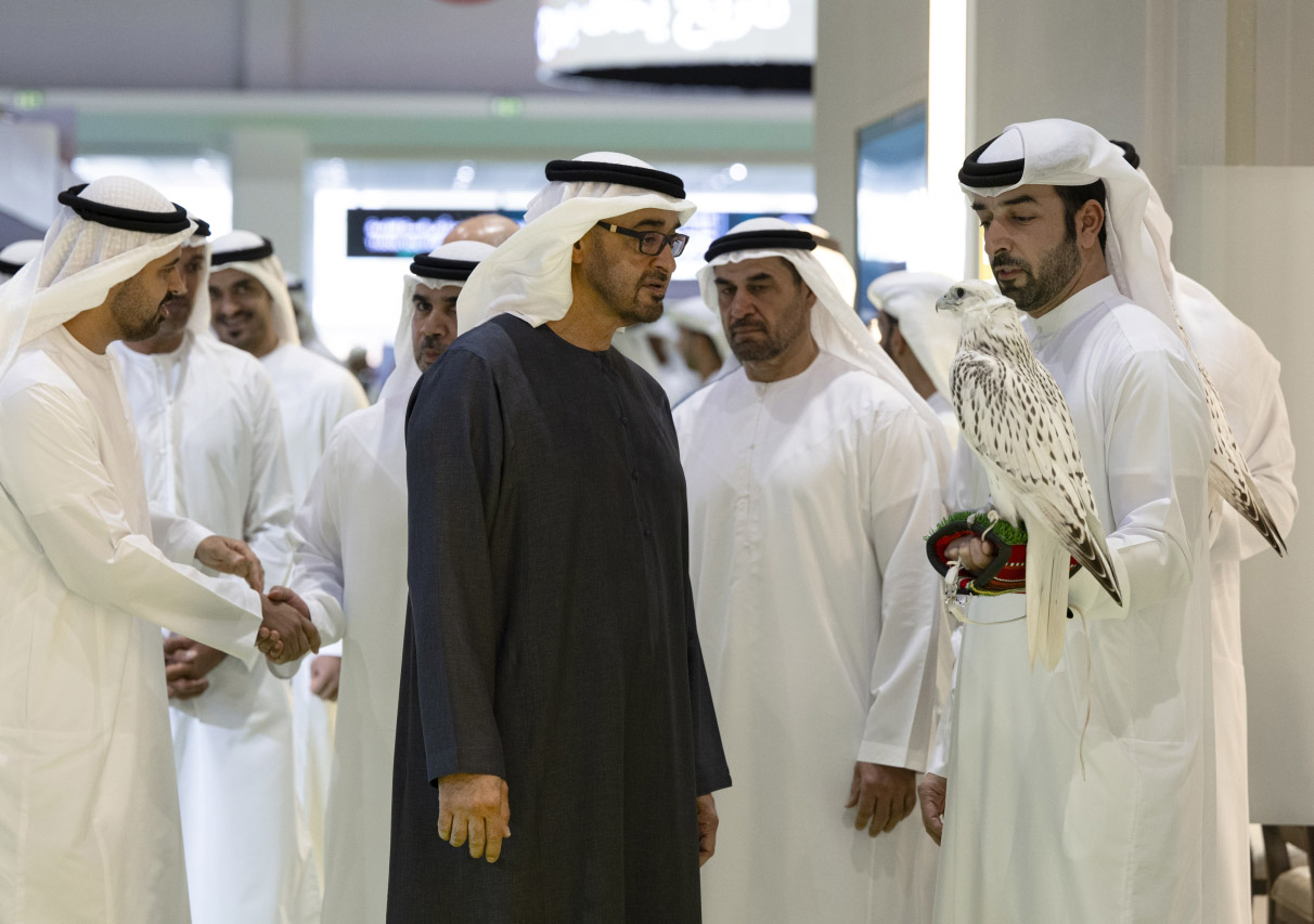 "محمد بن زايد خلال اطلاعه على مشاركات الأجنحة بحضور ذياب بن محمد | تصوير: عبدالله البدواوي"