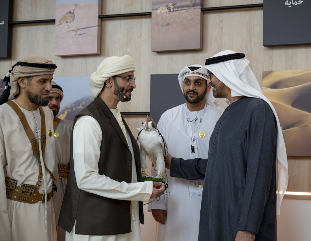 "محمد بن زايد خلال اطلاعه على مشاركات الأجنحة"