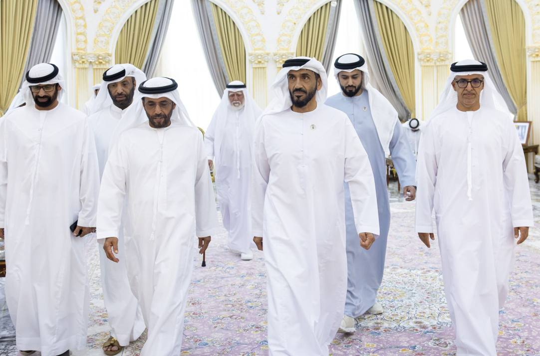 "نهيان بن زايد خلال تقديم واجب العزاء بحضور هادف الخييلي وخليفة الخييلي ومغير الخييلي"
