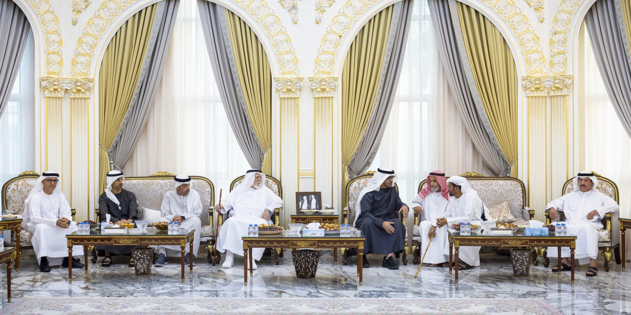 "محمد بن زايد خلال تقديم واجب العزاء بحضور حمدان بن محمد بن زايد وسلطان بن حمدان آل نهيان ومحمد الخييلي وهادف الخييلي وخليفة الخييلي ومغير الخييلي وعبدالله الهاشمي | تصوير: رايان كارتر"