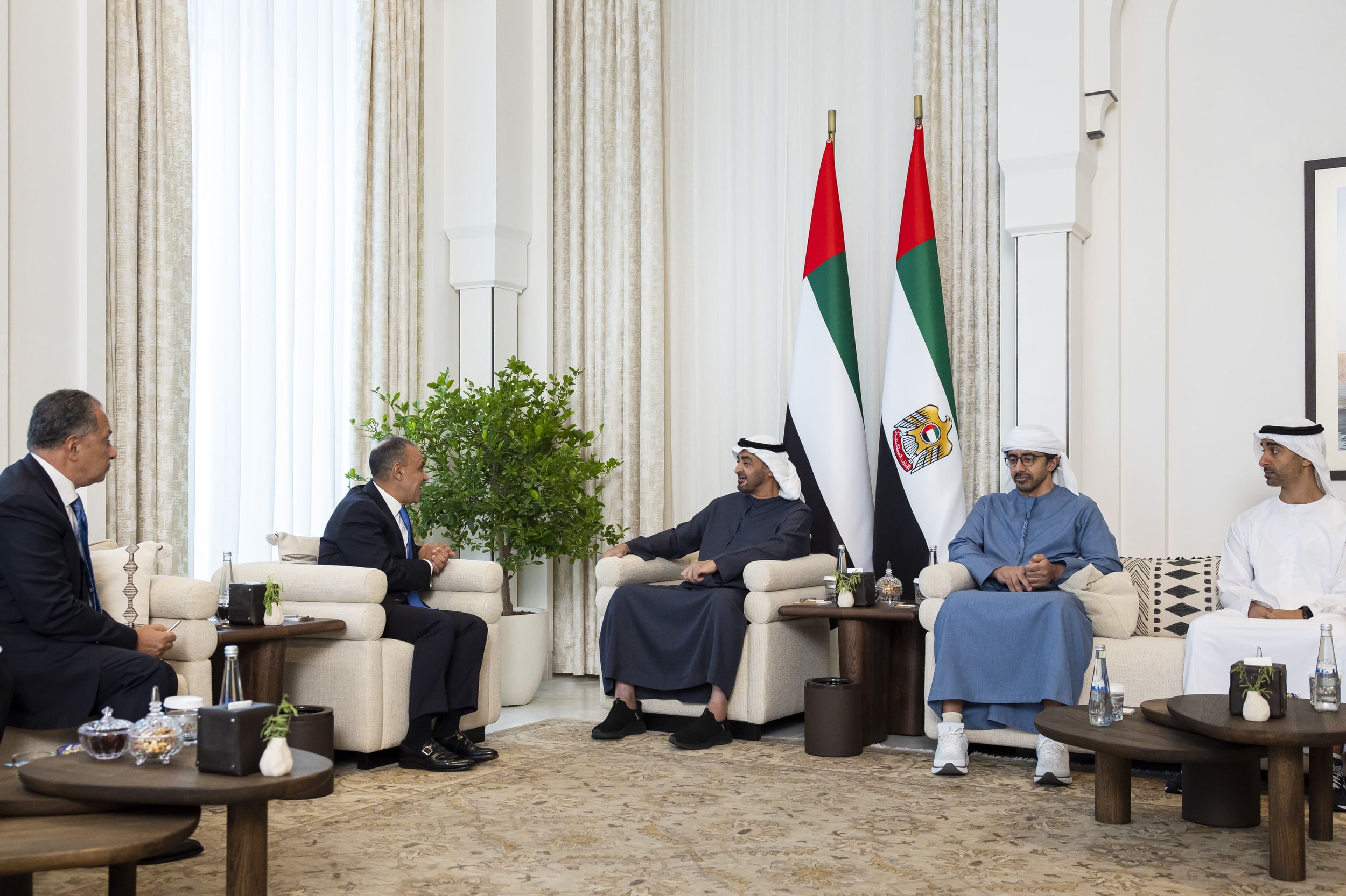"رئيس الدولة خلال استقباله وزير الخارجية المصري بحضور عبدالله بن زايد وحمدان بن محمد بن زايد | تصوير: رايان كارتر"