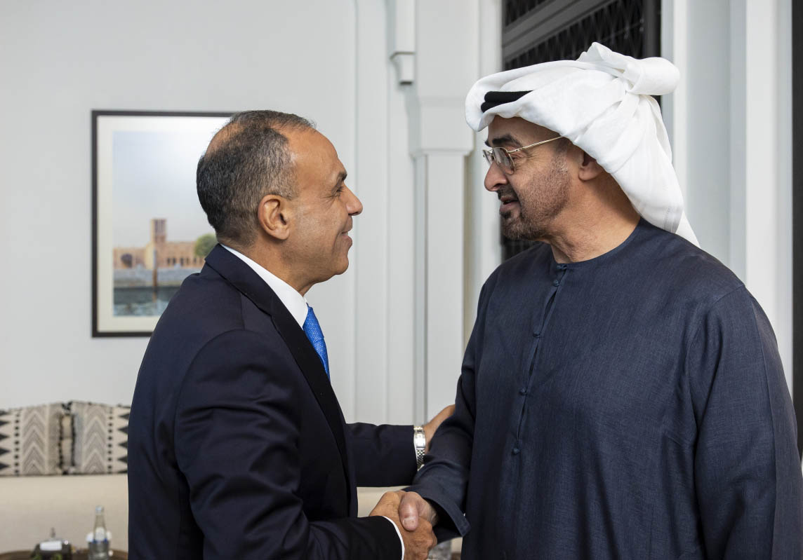 "رئيس الدولة مصافحاً وزير الخارجية المصري"