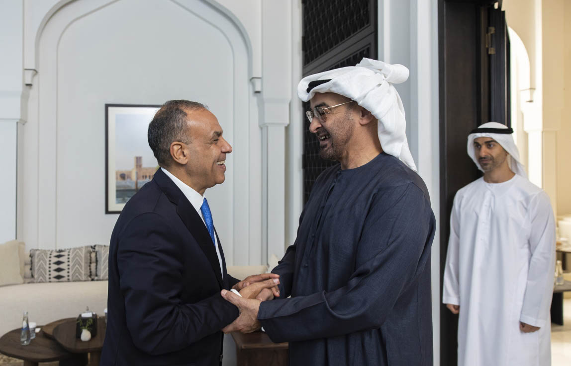 "محمد بن زايد مستقبلاً بدر عبدالعاطي بحضور حمدان بن محمد بن زايد"