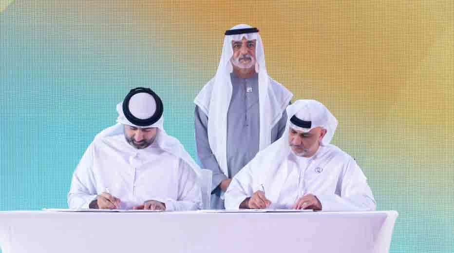 "نهيان بن مبارك يشهد توقيع عبد الرحمن المحمود وياسر القرقاوي للمذكرة | من المصدر"