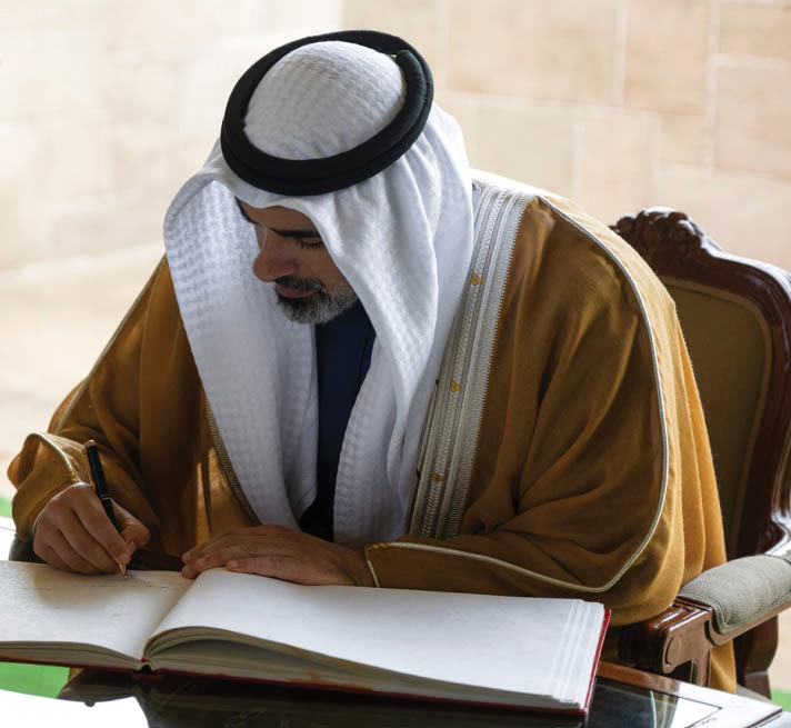 "خالد بن محمد يدوّن كلمة في سجل كبار الزوار"