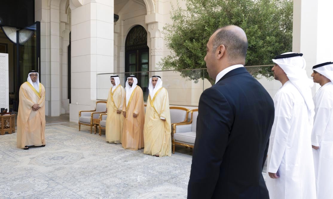 "منصور بن زايد خلال أداء أعضاء السلطة القضائية الجدد اليمين القانونية"