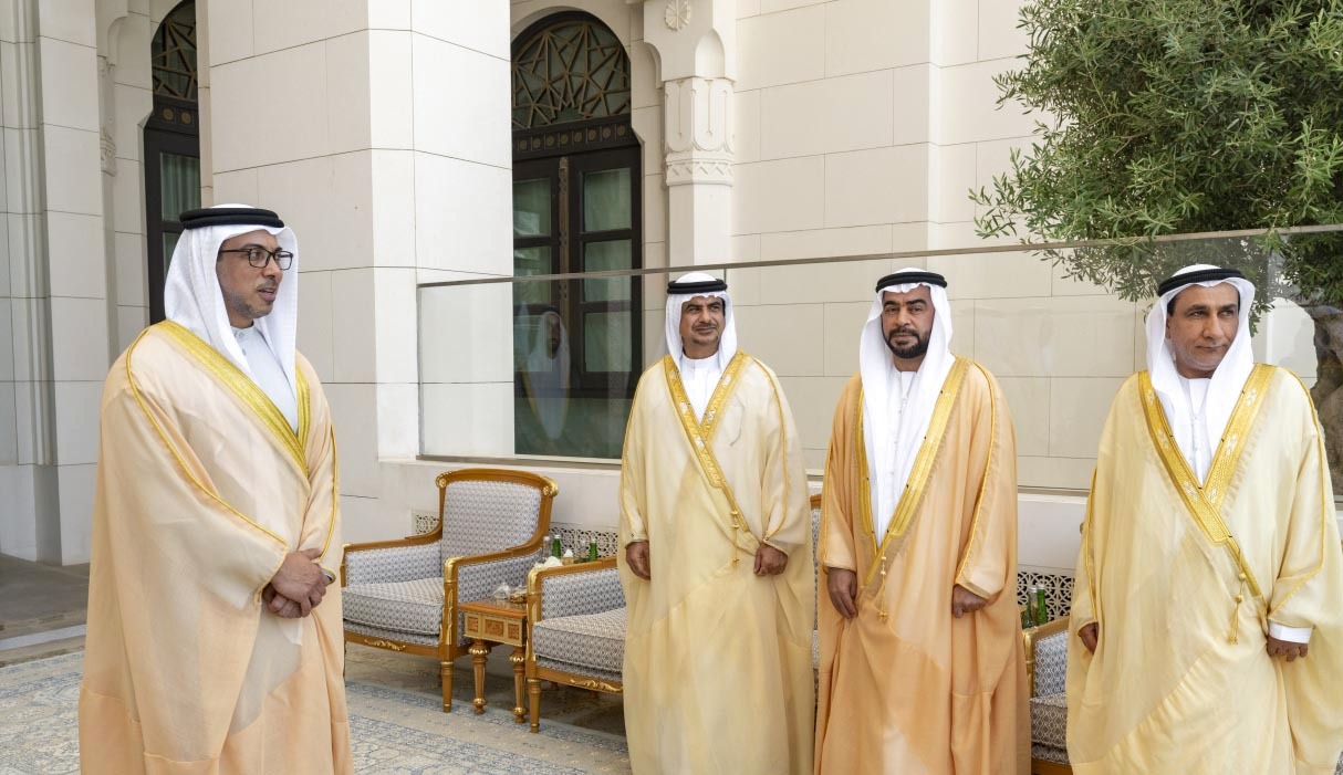 "منصور بن زايد خلال مراسم أداء اليمين بحضور يوسف العبري وعلي البلوشي وعلي الظاهري | وام"
