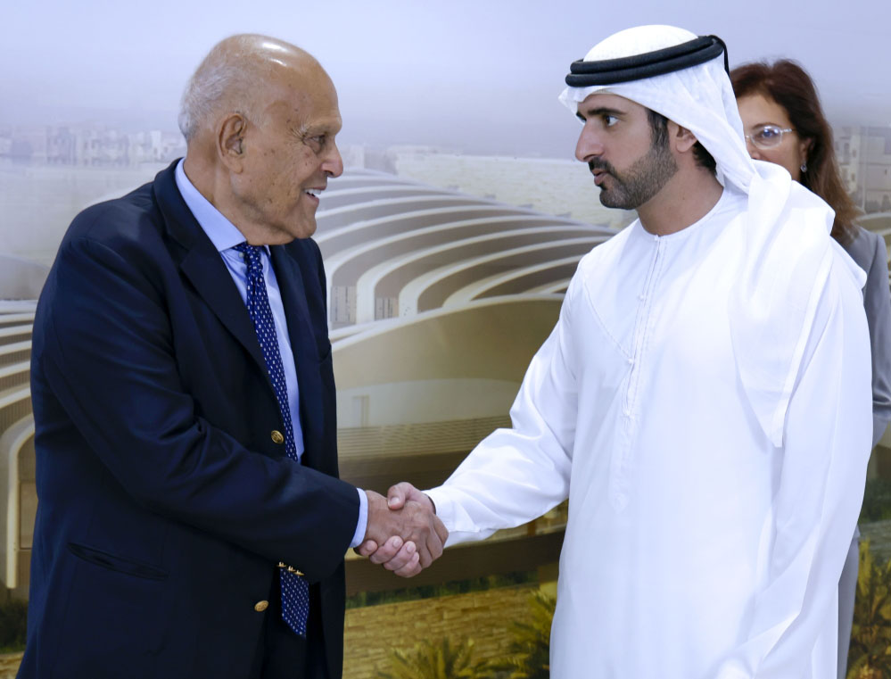 "حمدان بن محمد مصافحاً مجدي يعقوب"