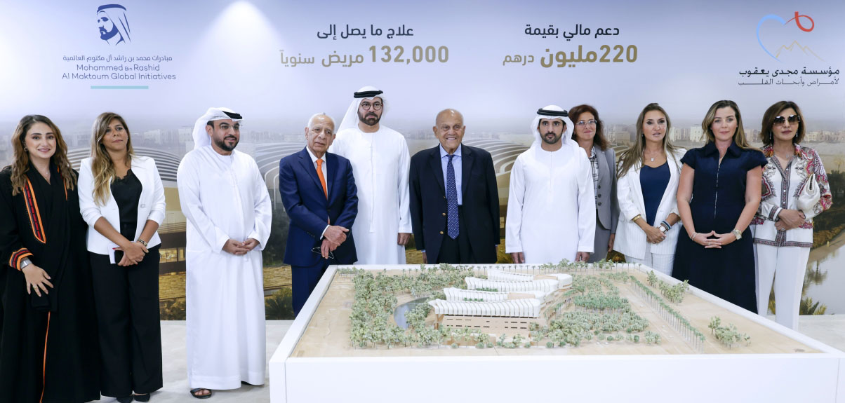 "حمدان بن محمد خلال الاطلاع على مجمع المباني الطبية بحضور محمد القرقاوي ومجدي يعقوب وسعيد العطر | تصوير: خليفة اليوسف"