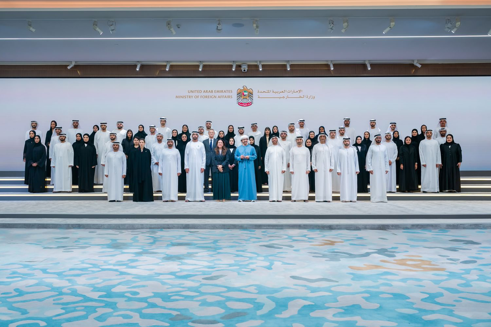 "عبد الله بن زايد في صورة جماعية مع الدبلوماسيين بحضور شخبوط بن نهيان وأحمد الصايغ ولانا نسيبة| وام"