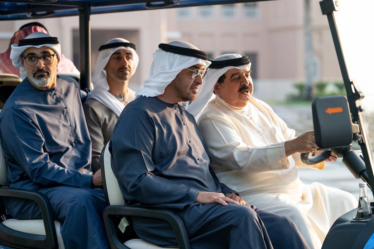 "محمد بن زايد وحمد بن عيسى وخالد وحمدان بن محمد بن زايد خلال الزيارة"