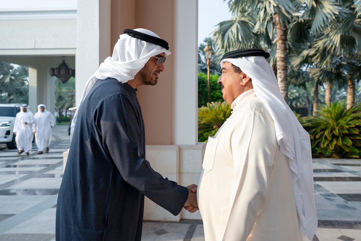 "رئيس الدولة مصافحاً عاهل البحرين"