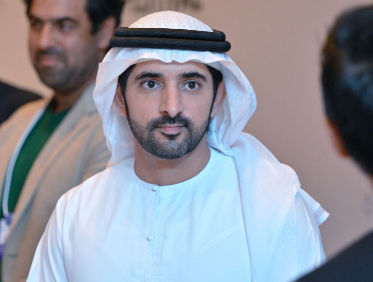 "حمدان بن محمد خلال تفقده الأجنحة المشاركة"