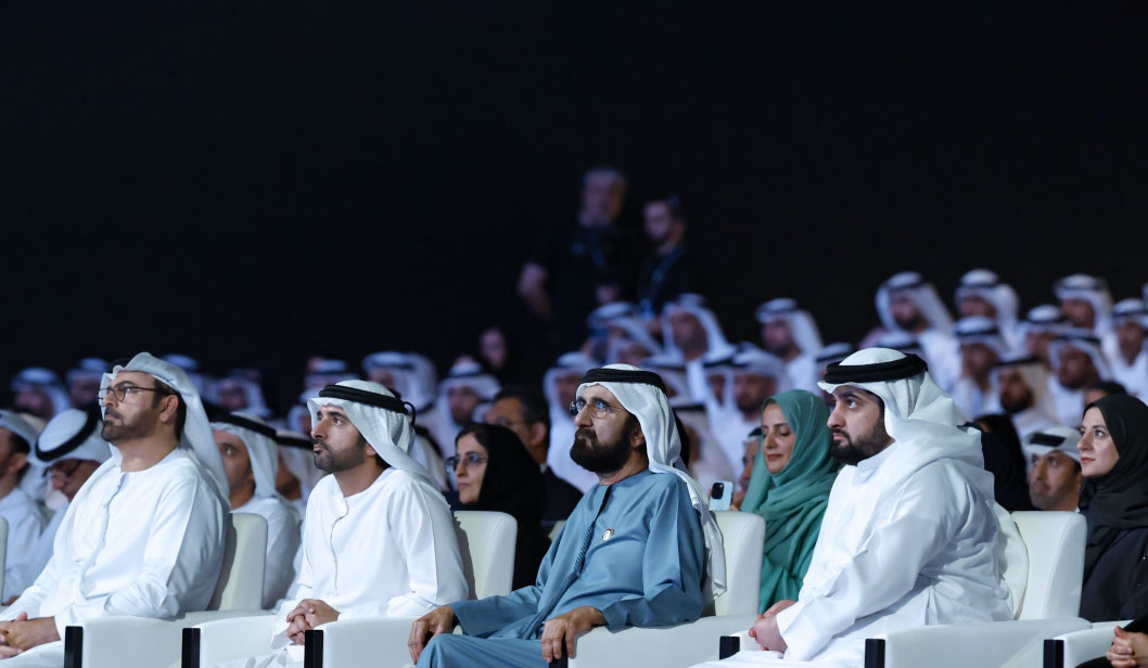 "محمد بن راشد خلال الاحتفالية بحضور حمدان وأحمد بن محمد ومحمد القرقاوي | تصوير: خليفة اليوسف"