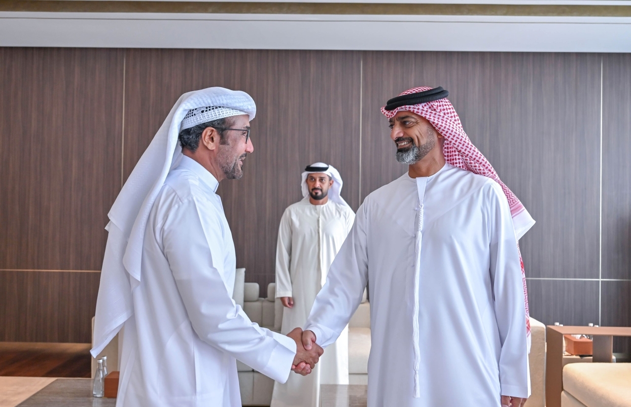 "عمار النعيمي خلال استقباله غانم الهاجري | وام"