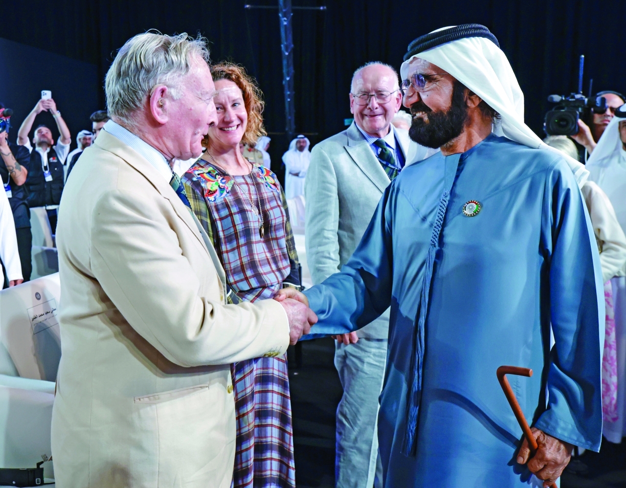 "محمد بن راشد مصافحاً أحد مدربيه في كلية مونز"