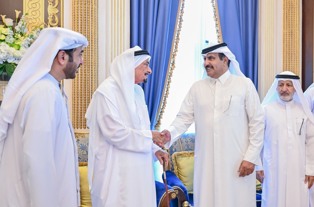 "حميد النعيمي خلال تقديم واجب العزاء | وام"