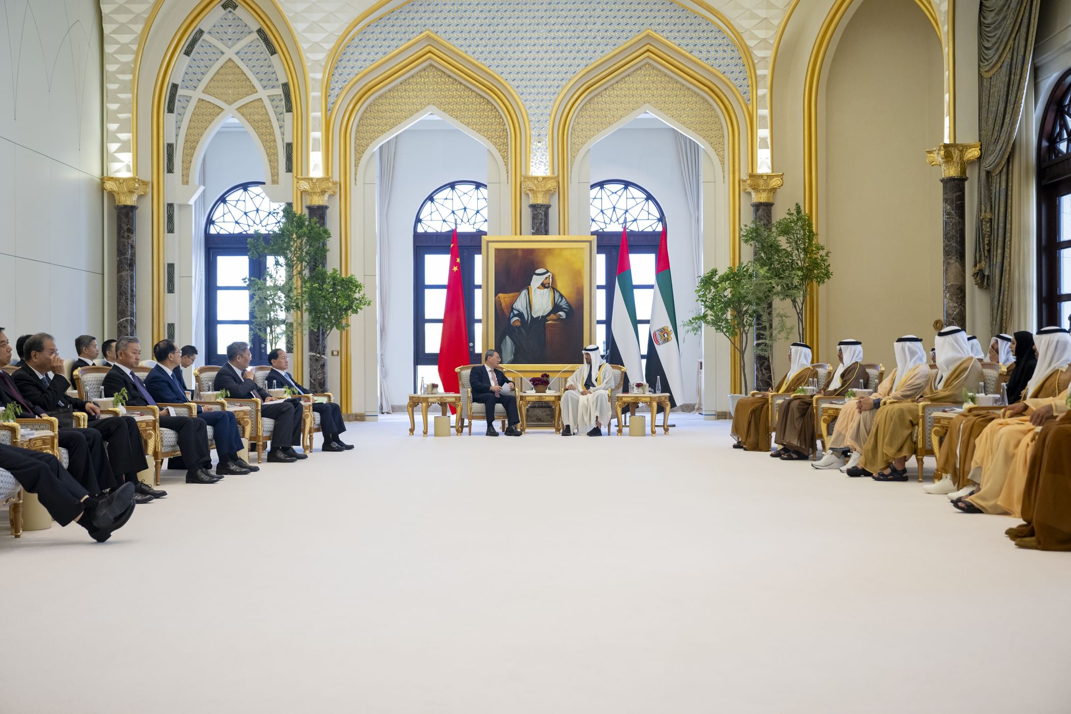 رئيس الدولة ورئيس مجلس الدولة الصيني يبحثان تعزيز الشراكة الإستراتيجية الشاملة بين البلدين