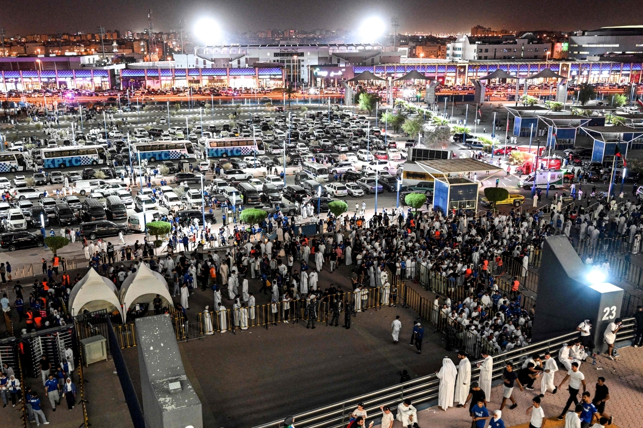 تحقيق وإيقافات بعد أحداث مباراة «الأزرق» و«أسود الرافدين»