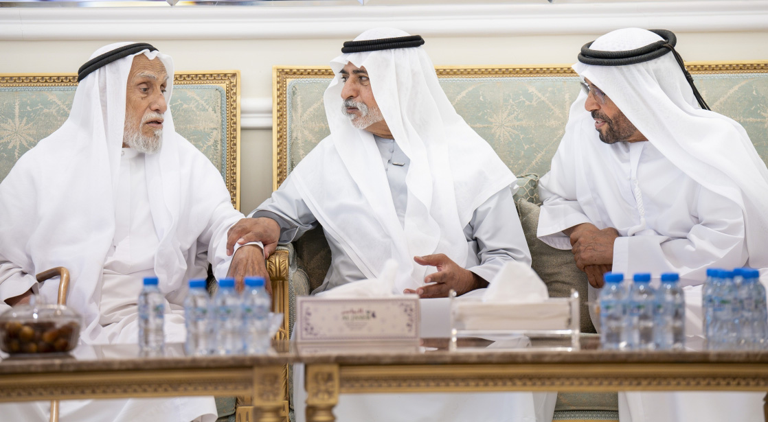"نهيان بن مبارك خلال تقديم واجب العزاء"