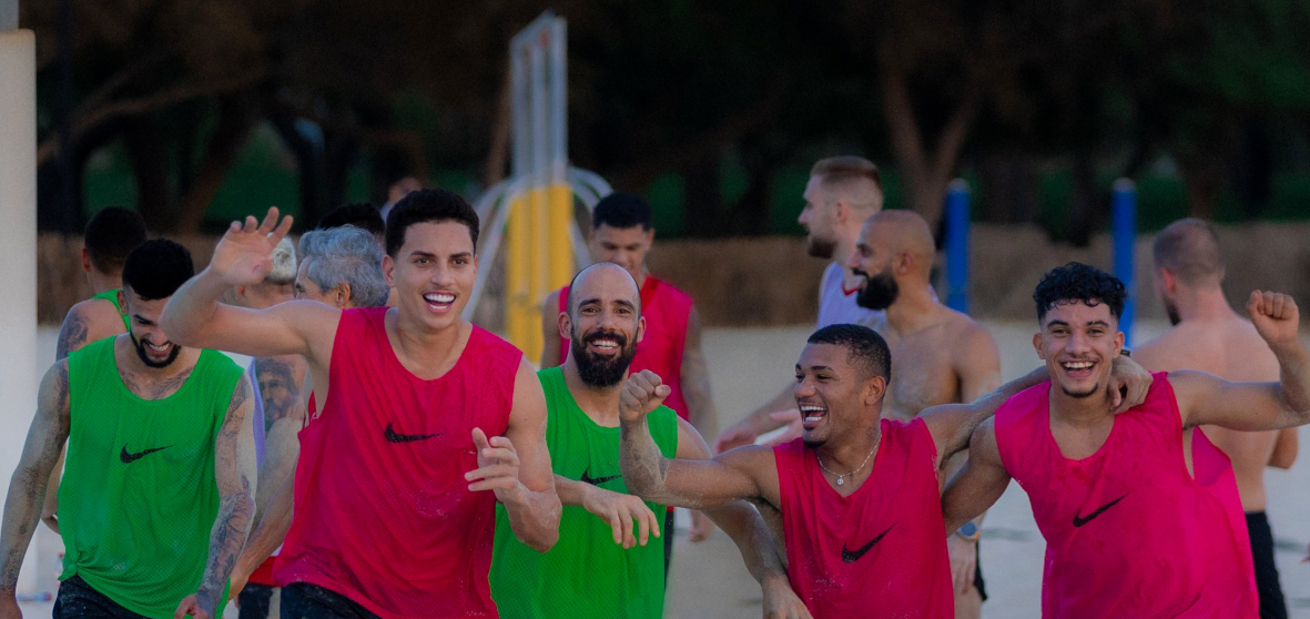 "لاعبو شباب الأهلي وأجواء مرحة على شاطئ الممزر | من المصدر"