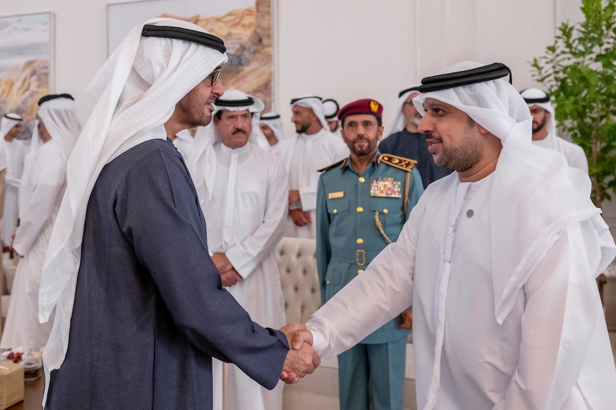 "سموه يرحب بأحد المشاركين في الاستراتيجية الخليجية لمكافحة المخدرات بحضور خالد بن محمد وسلطان بن حمدان وخليفة الخييلي"