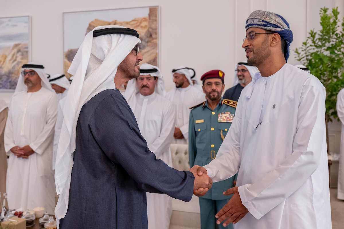 "رئيس الدولة يرحب بأحد المشاركين في «الاستراتيجية» بحضور خالد بن محمد وحامد بن زايد وسلطان بن حمدان وخليفة الخييلي"