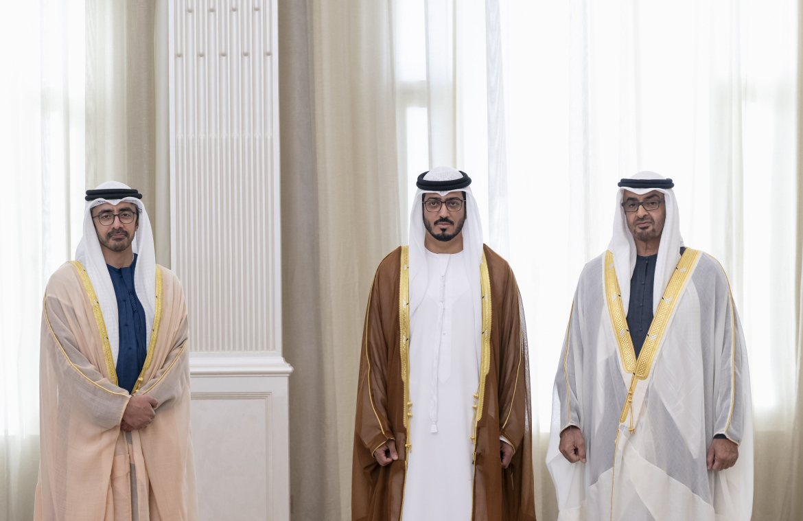 "رئيس الدولة خلال المراسم بحضور عبدالله بن زايد وأحمد المحمود"