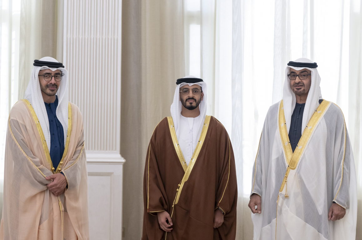 "محمد بن زايد خلال المراسم بحضور عبدالله بن زايد وعبدالرحمن النيادي"