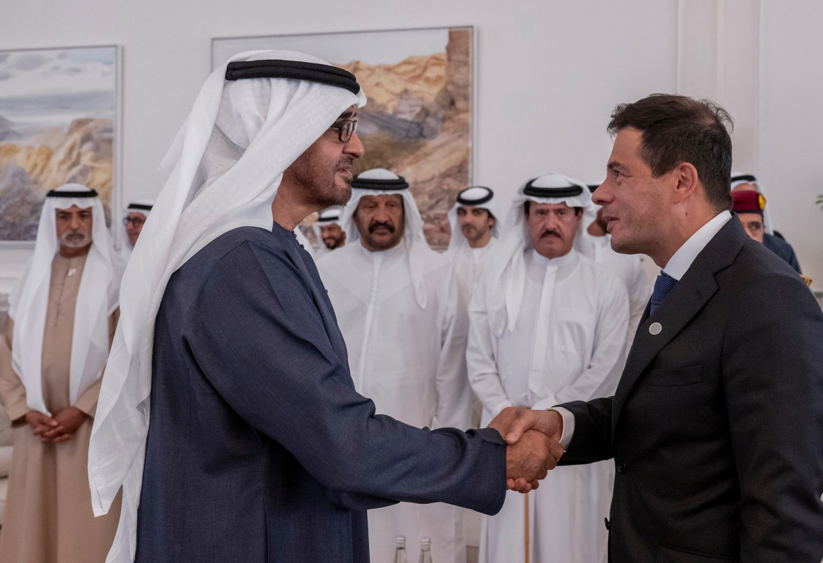 "رئيس الدولة مصافحاً أحد المشاركين في «الاستراتيجية» بحضور نهيان بن مبارك وسعيد بن محمد وسلطان بن حمدان"