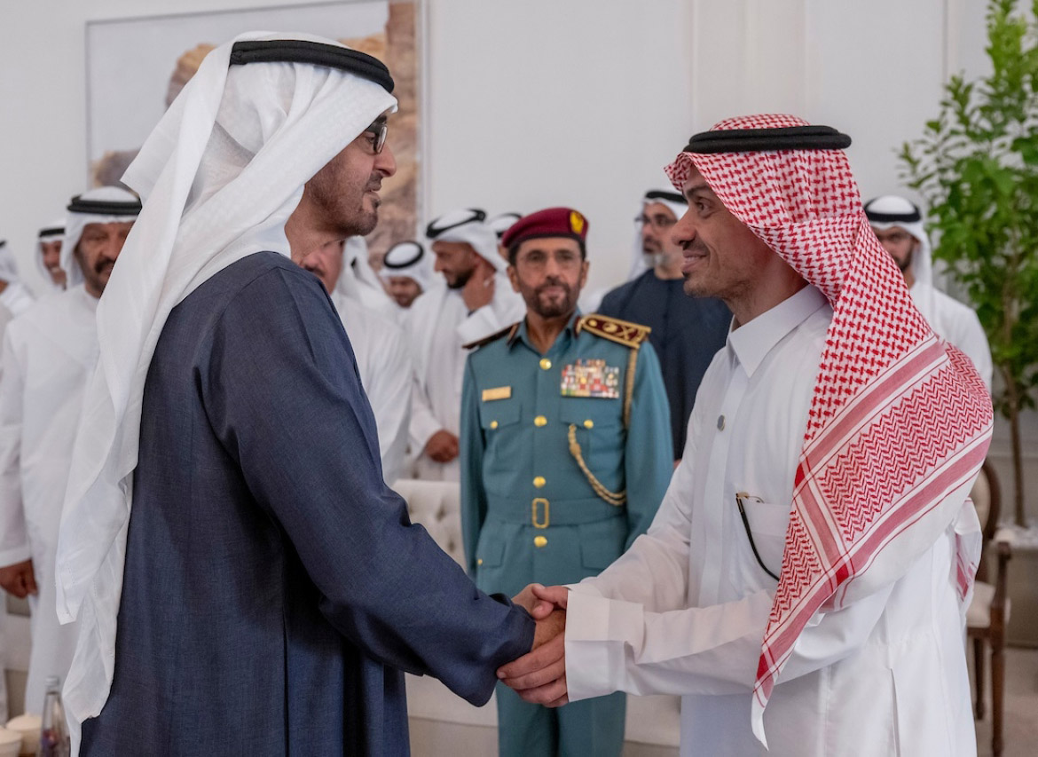 "سموه مصافحاً أحد المشاركين بحضور خالد بن محمد وسعيد بن محمد وخليفة الخييلي"