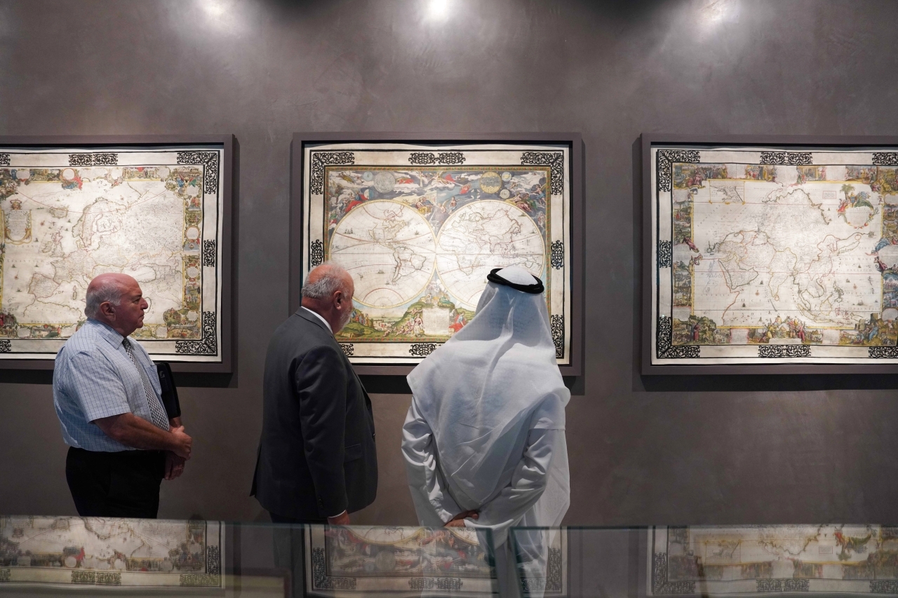 سفير التشيك يطلع على المقتنيات الفريدة المتنوعة في المكتبة