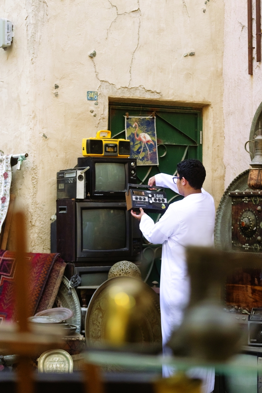 شارع السيف.. رحلة إلى الزمن الجميل