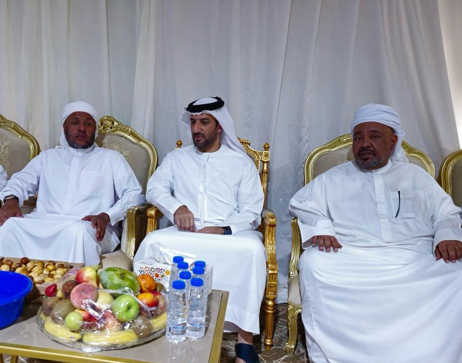 سلطان بن أحمد خلال تأديته واجب العزاء