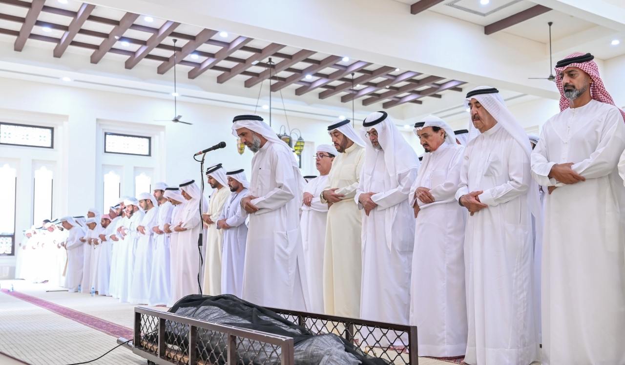 حميد النعيمي وسعود المعلا وسلطان بن محمد بن سلطان وعمار بن حميد والشيوخ خلال صلاة الجنازة | وام